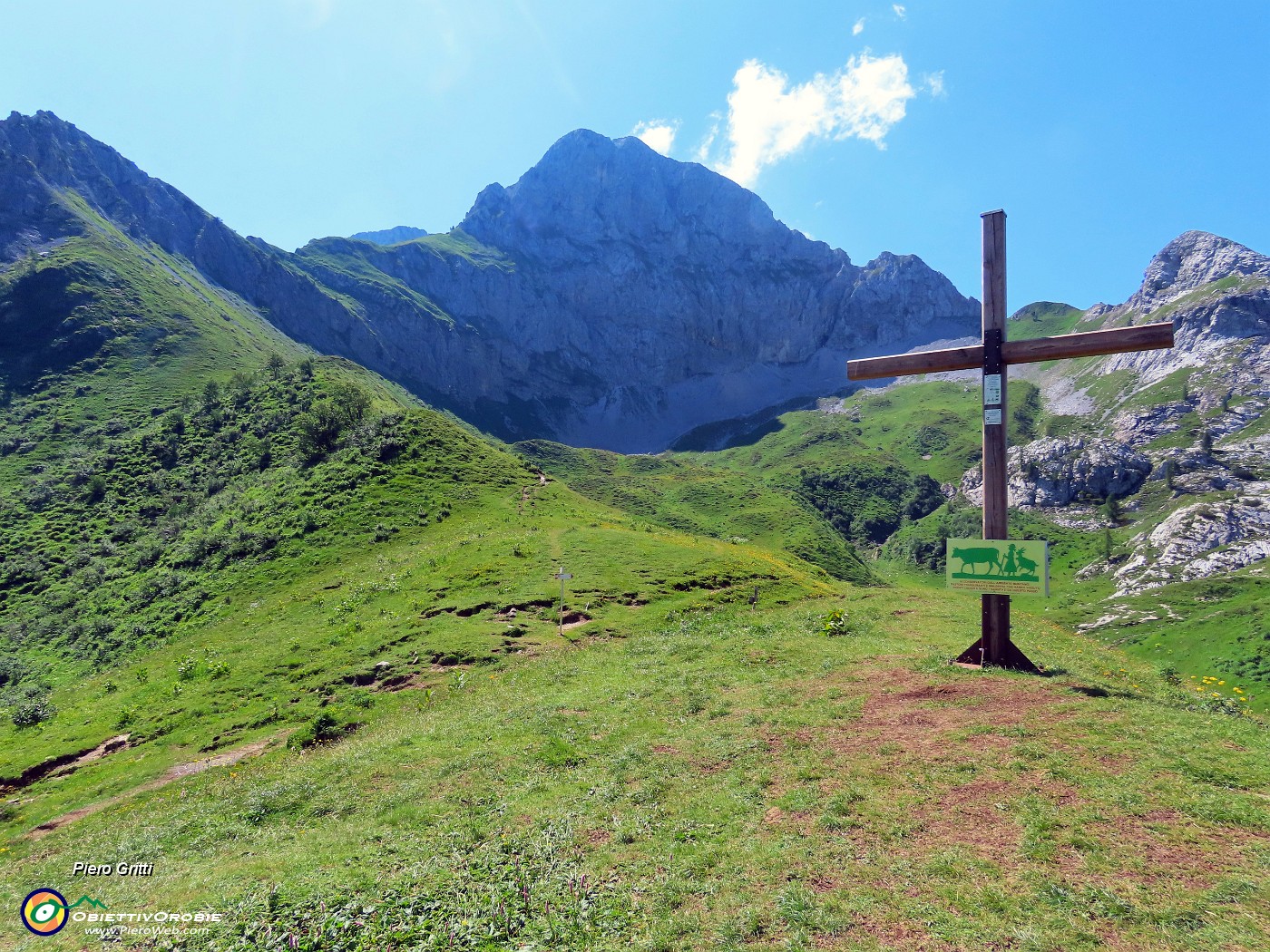 39 Croce da poco posta al Passo Branchino (1821 m) con vista in Corna Piana.JPG